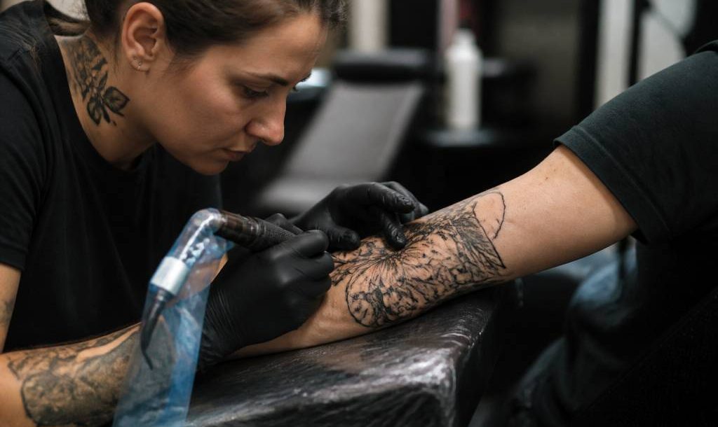 Tatouage made in France : les atouts d’un savoir-faire local et créatif