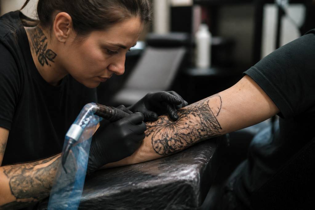 Tatouage made in France : les atouts d’un savoir-faire local et créatif