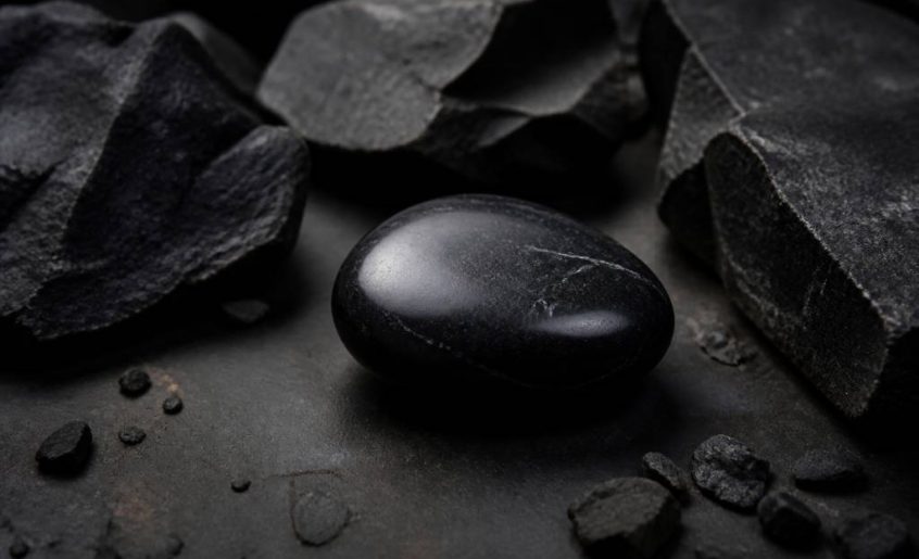 Pierre noir signification : ce que révèle cette pierre