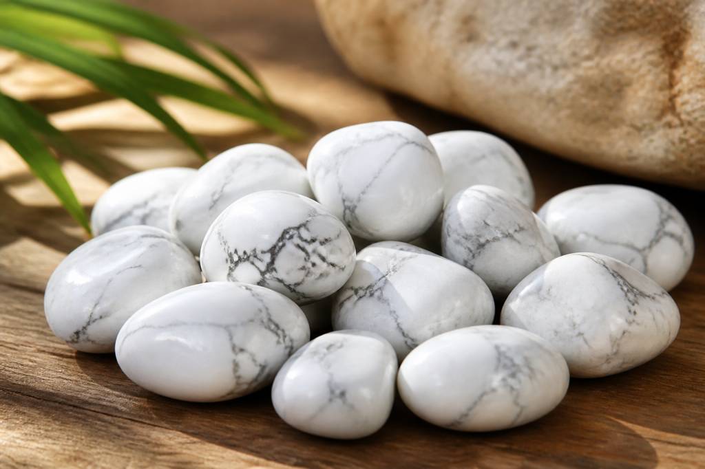 Howlite vertue et bienfaits de cette pierre naturelle