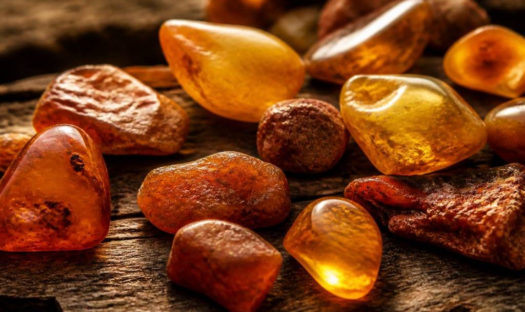 Ambre pierre signification : propriétés, symbolique et usages de cette gemme naturelle