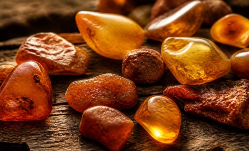 Ambre pierre signification : propriétés, symbolique et usages de cette gemme naturelle