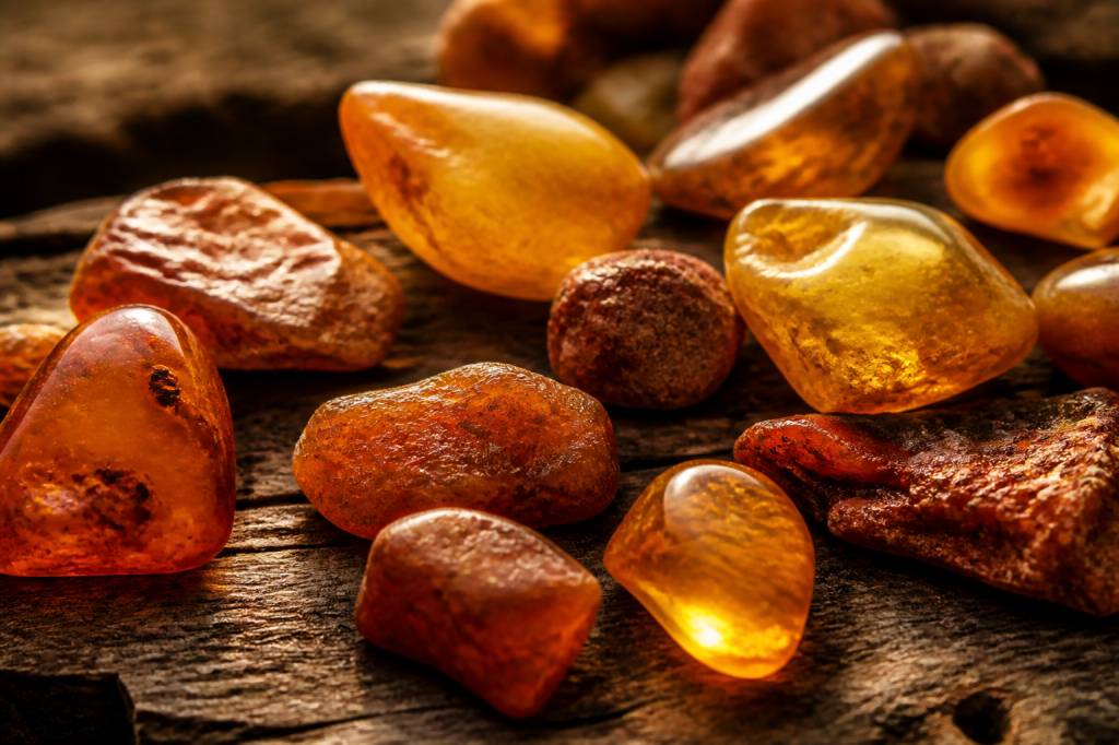 Ambre pierre signification : propriétés, symbolique et usages de cette gemme naturelle