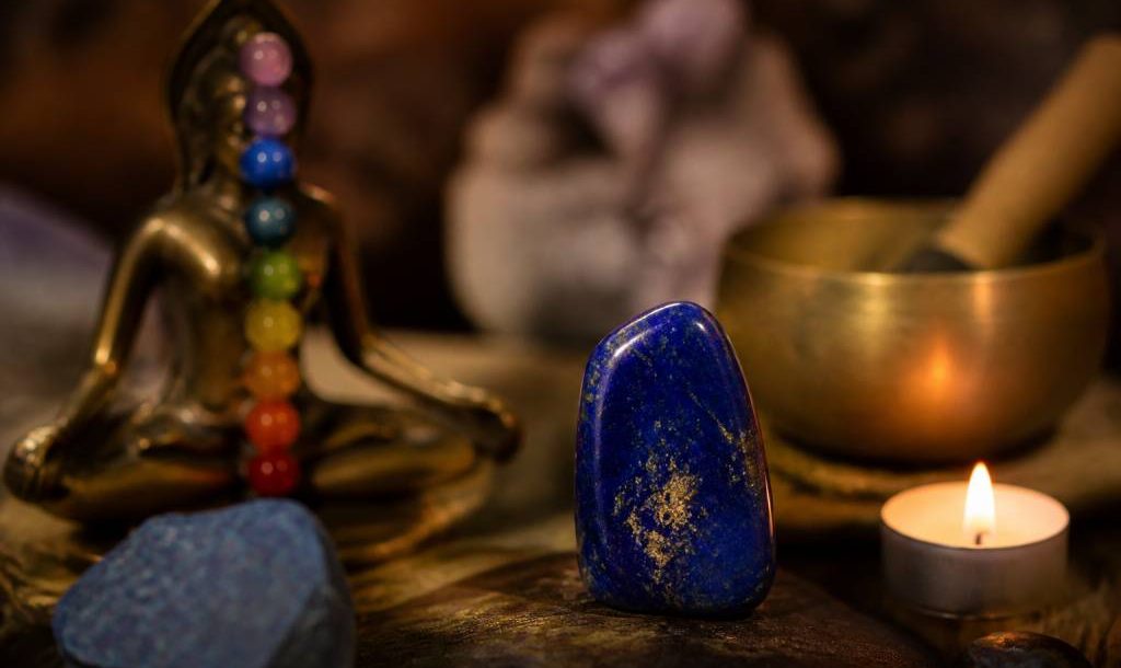 Lapis lazuli et chakras : comprendre leurs liens et leurs bienfaits