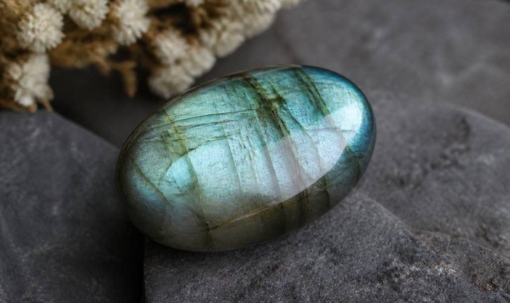 Labradorite grise vertus : propriétés et bienfaits de cette pierre naturelle