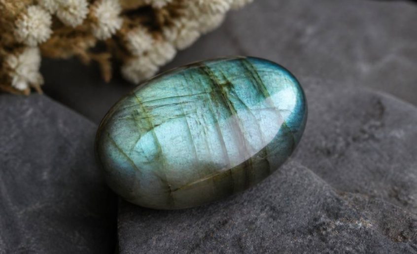 Labradorite grise vertus : propriétés et bienfaits de cette pierre naturelle