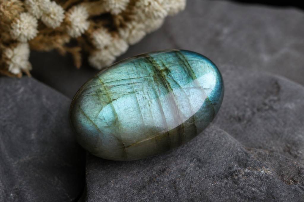Labradorite grise vertus : propriétés et bienfaits de cette pierre naturelle