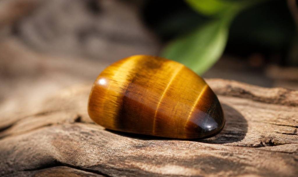 Œil du tigre signification : propriétés, symbolique et bienfaits de cette pierre naturelle