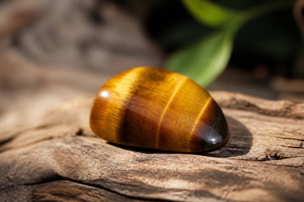 Œil du tigre signification : propriétés, symbolique et bienfaits de cette pierre naturelle