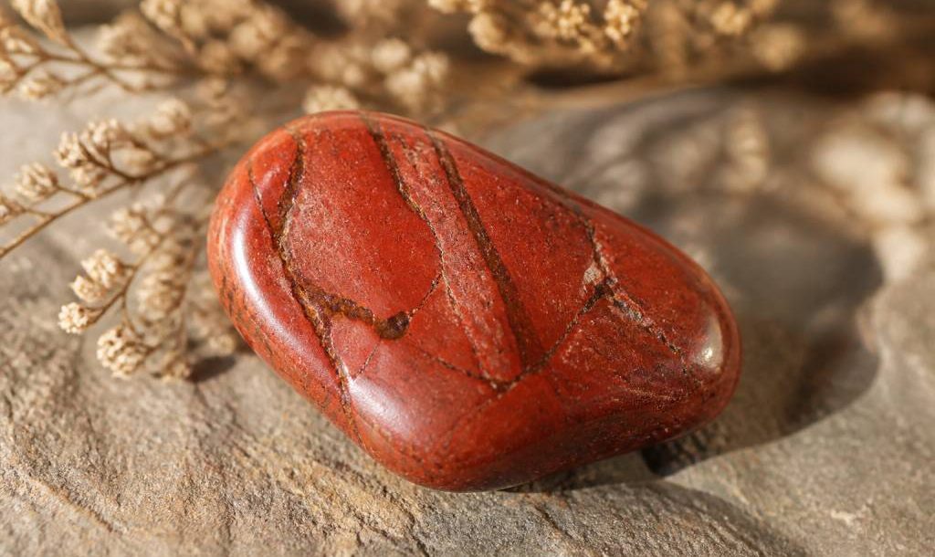 Jaspe rouge signe astrologique : quelle influence sur votre personnalité ?