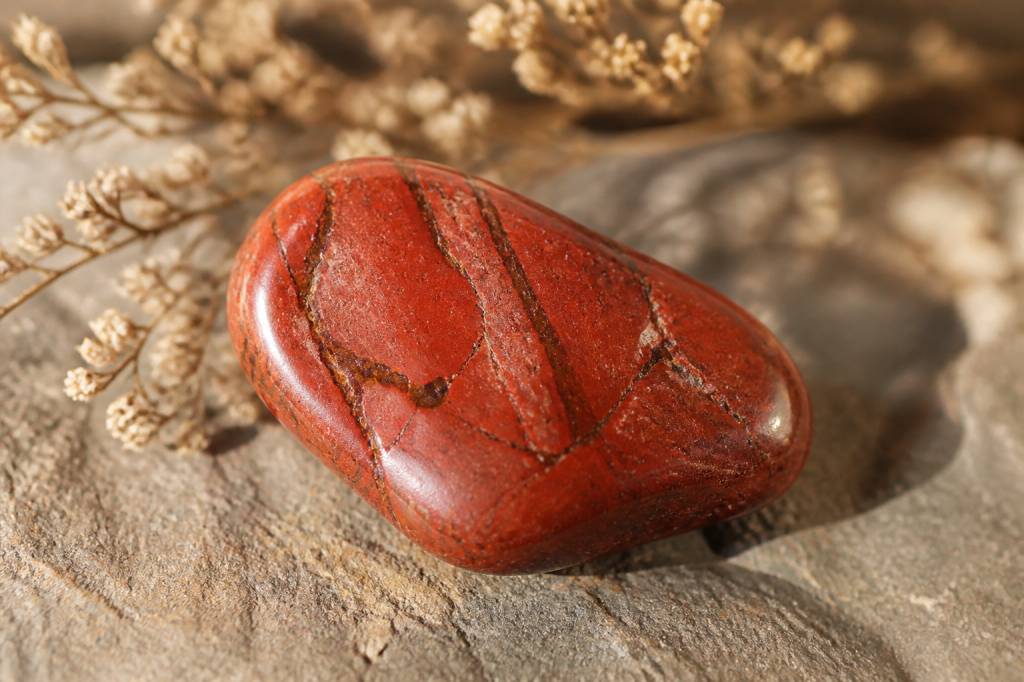 Jaspe rouge signe astrologique : quelle influence sur votre personnalité ?