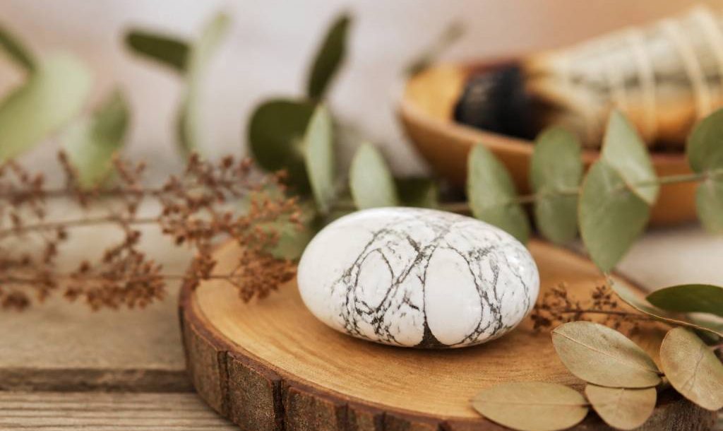 Howlite : vertus spirituelles et bienfaits énergétiques