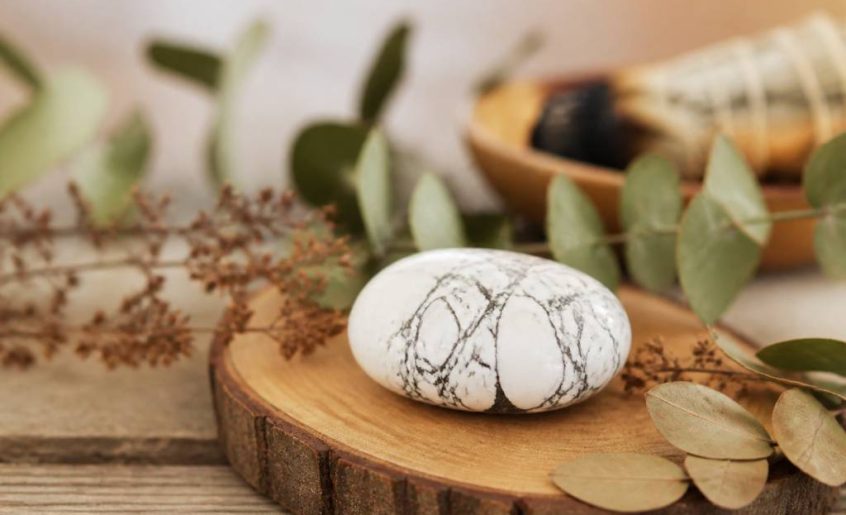 Howlite : vertus spirituelles et bienfaits énergétiques