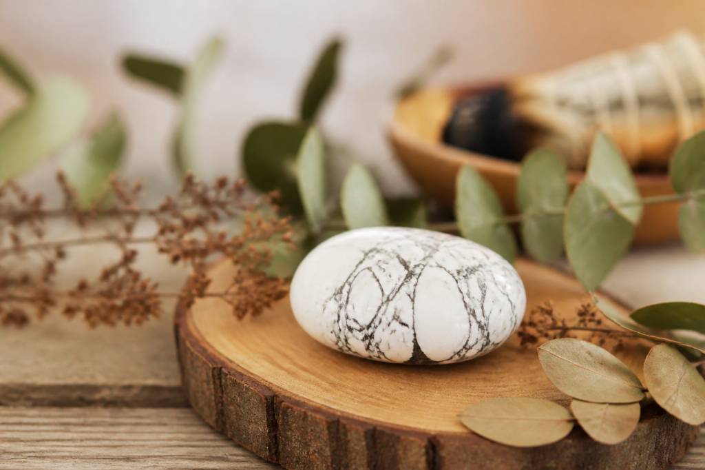 Howlite : vertus spirituelles et bienfaits énergétiques