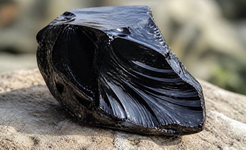 Obsidienne : propriétés, utilisations et conseils pour bien la choisir