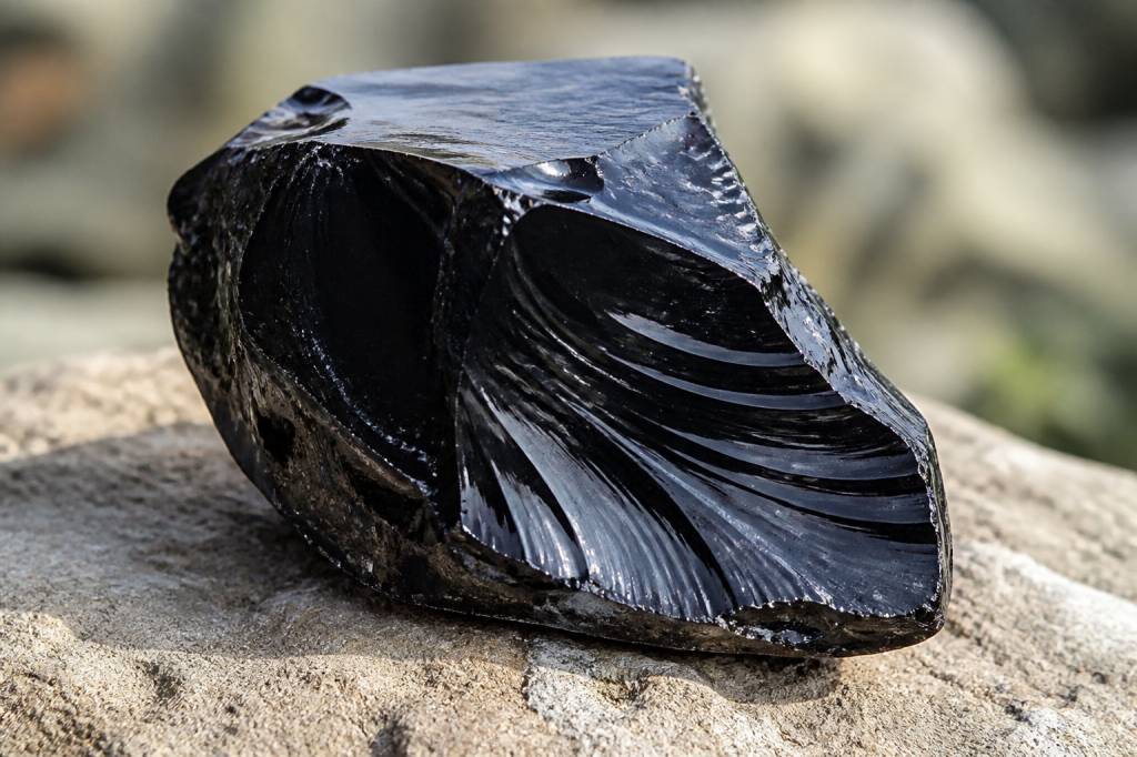 Obsidienne : propriétés, utilisations et conseils pour bien la choisir