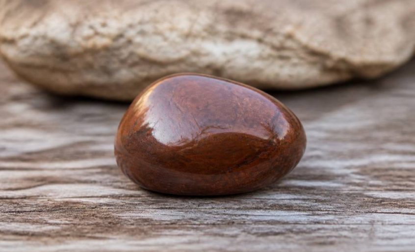Pierre marron : signification et symbolique naturelle