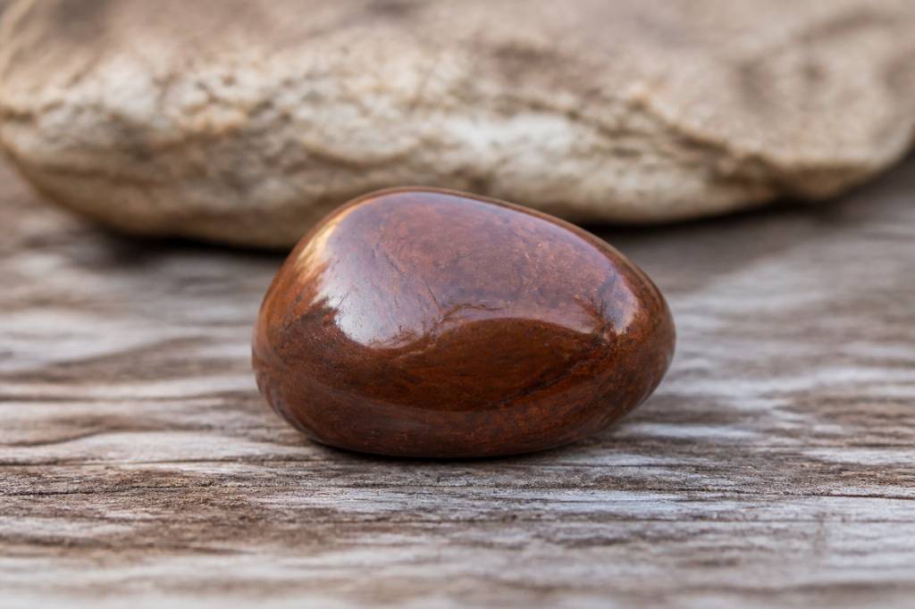 Pierre marron : signification et symbolique naturelle