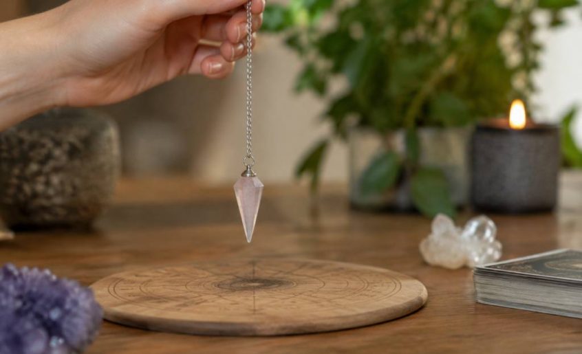 Le pendule : usages, conseils et interprétations pour bien débuter