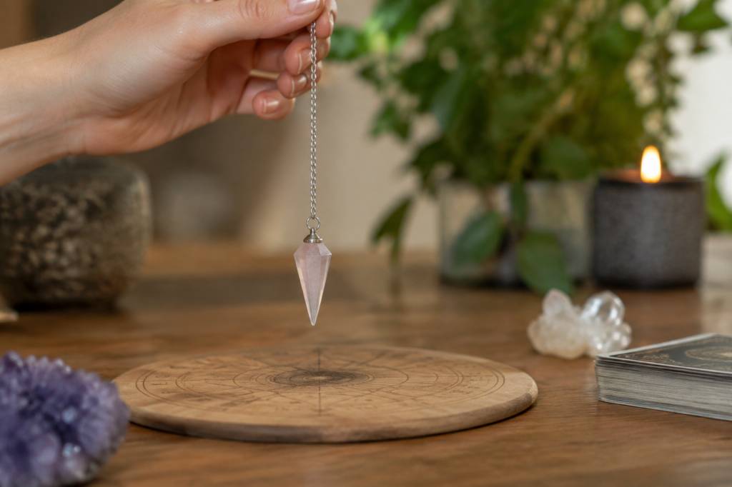 Le pendule : usages, conseils et interprétations pour bien débuter