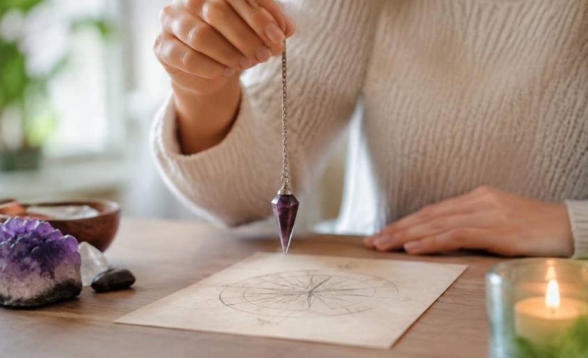 Comment utiliser un pendule pour la première fois : guide pratique pour débuter