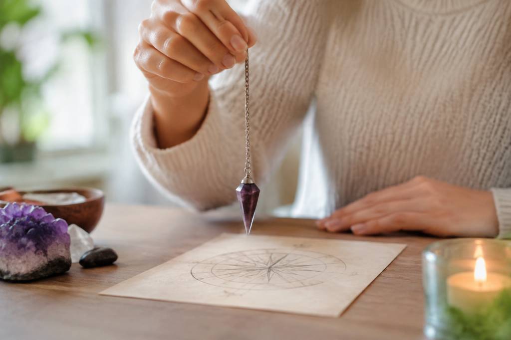 Comment utiliser un pendule pour la première fois : guide pratique pour débuter