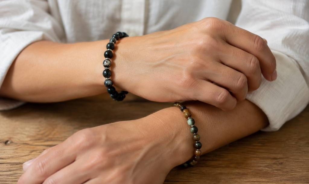 À quel poignet porter un bracelet de pierre ?