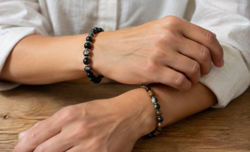 À quel poignet porter un bracelet de pierre ?