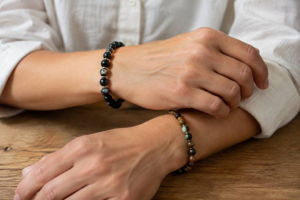 À quel poignet porter un bracelet de pierre ?