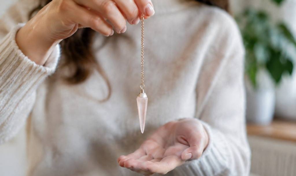 Comment tenir un pendule correctement : les gestes essentiels pour bien débuter