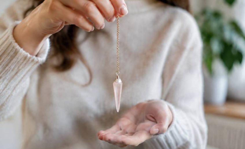Comment tenir un pendule correctement : les gestes essentiels pour bien débuter