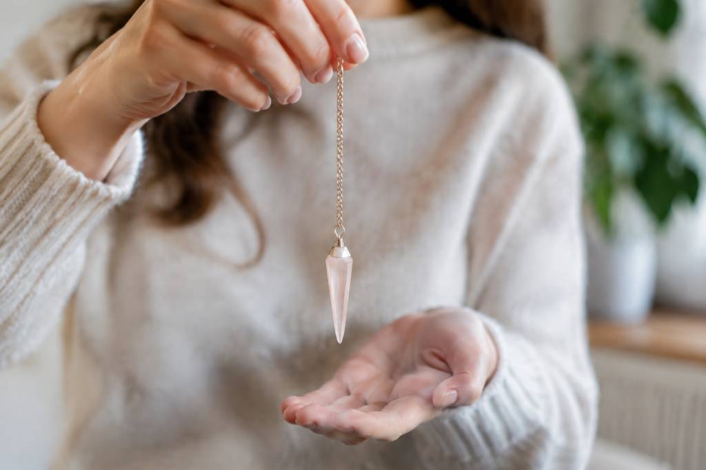 Comment tenir un pendule correctement : les gestes essentiels pour bien débuter