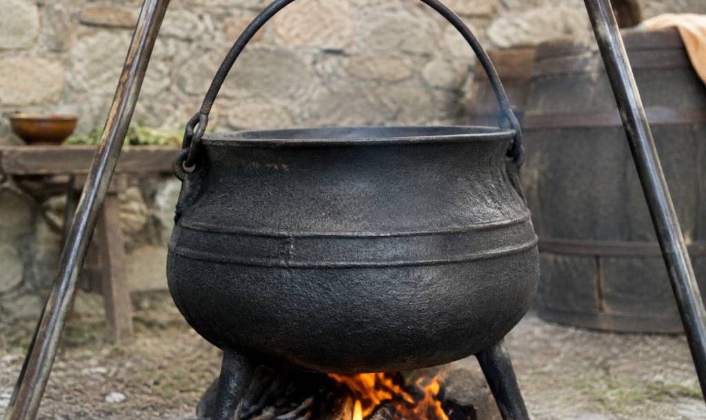 Grand chaudron en fonte ancien : histoire et usages d’un objet intemporel