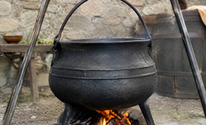 Grand chaudron en fonte ancien : histoire et usages d’un objet intemporel
