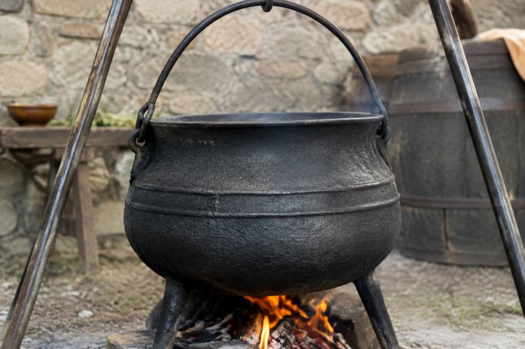 Grand chaudron en fonte ancien : histoire et usages d’un objet intemporel